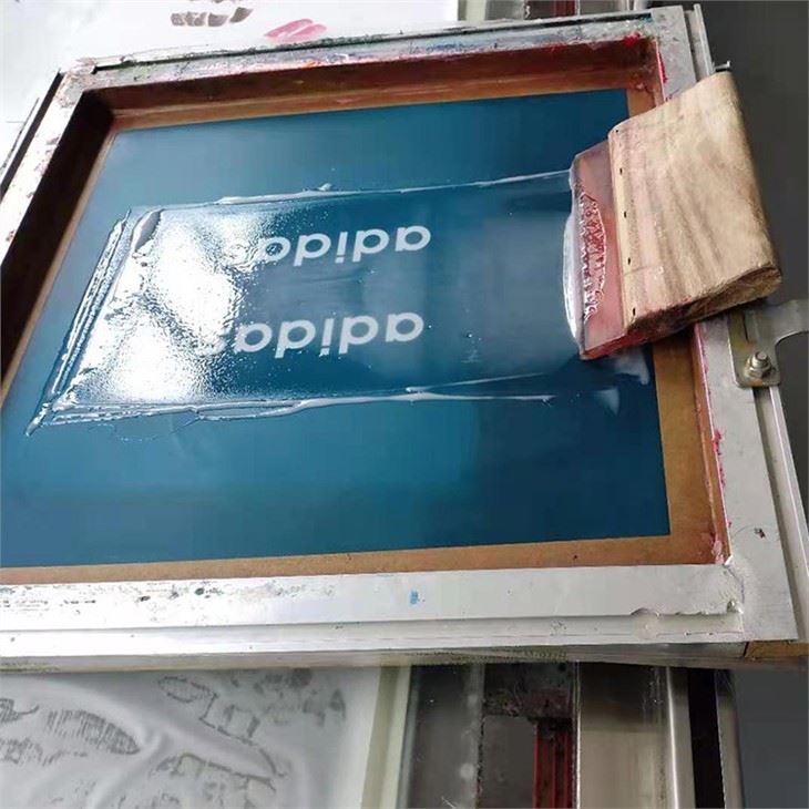 Stampa serigrafica a polimerizzazione rapida