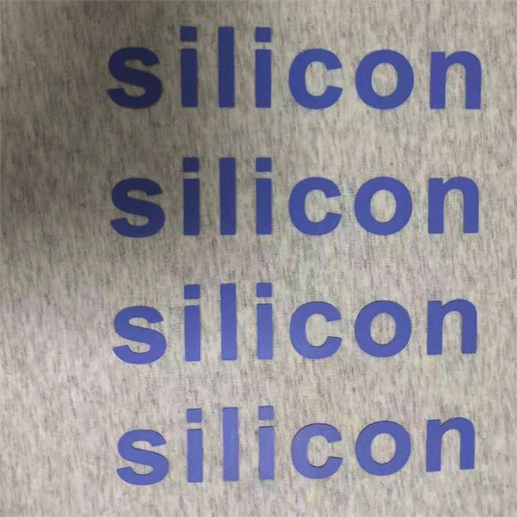Serigrafia su fogli di plastica